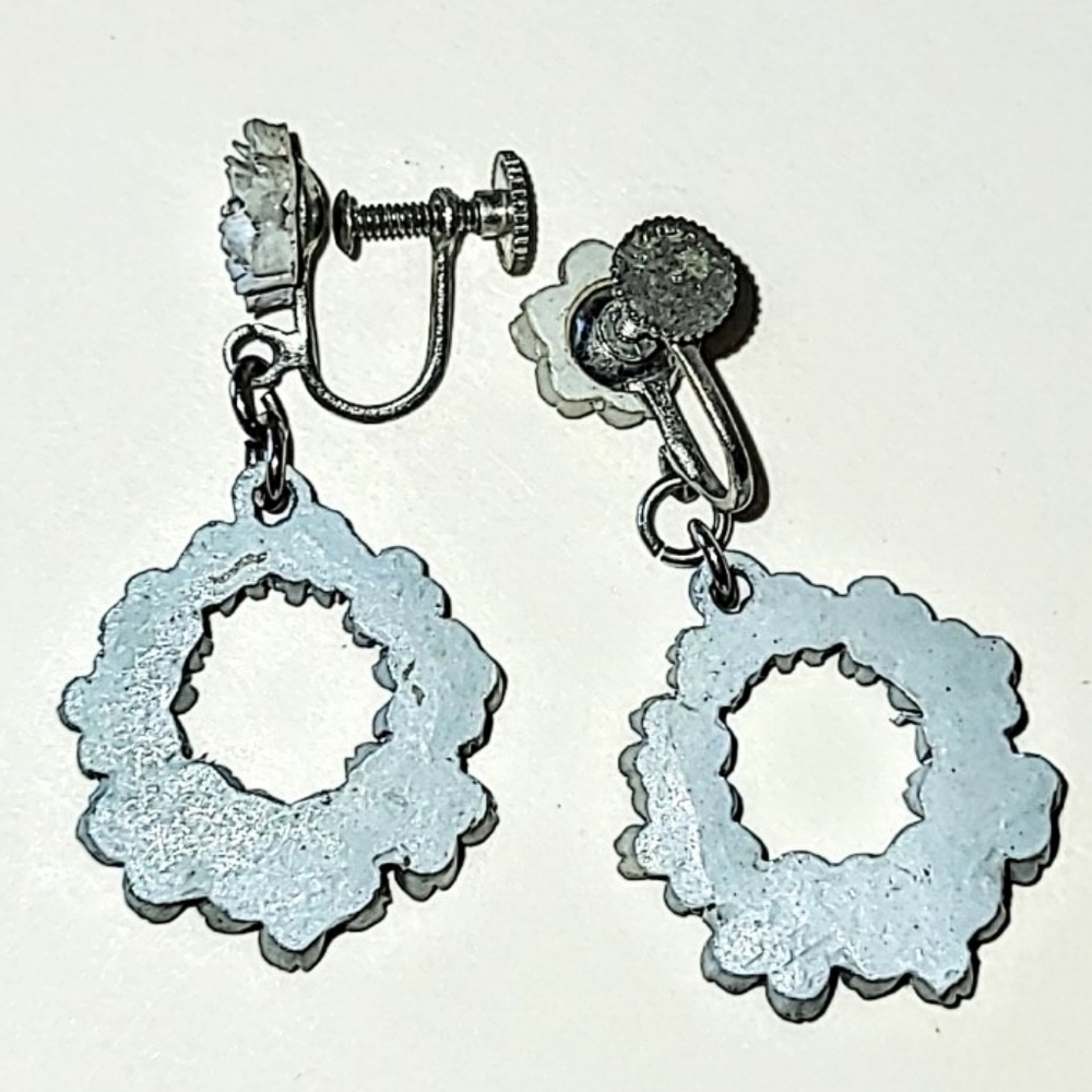 JAPAN BLUE FLORAL WREATH SCREWBACK EARRINGS - FEATHERLITE CELLULOID - Picture 3 of 6